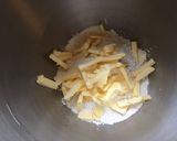 Une image de l'étape 1 de Pâte brisée au citron vert, vanille et lait.