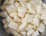 Tejfölös krumplipörkölt recept fázis 2 fotója