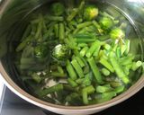 Foto del paso 1 de la receta: Habichuelas salteadas con cebolla y coles de Bruselas