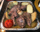 Foto del paso 10 de la receta: Paletilla de cordero al horno con cabeza de ajos y patata al horno