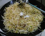 Foto langkah ke 2 dari resep Tumis Toge Bawang Bombay.