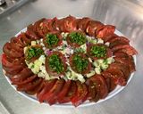 Une image de l'étape 15 de Salade composée de tomates noires, concombre, oignon rouge, feta et persil.