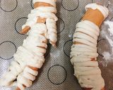 Hình bước làm 3 của món Crescent Mummy Dogs- Halloween