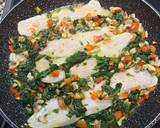 Foto del paso 2 de la receta: Revuelto de merluza con verduras