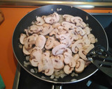 Foto del paso 2 de la receta: Champiñones con guisantes y jamón