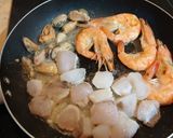 Foto del paso 6 de la receta Sopa de rape, langostinos y mejillones