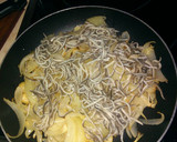 Foto del paso 3 de la receta: Huevos estrellados con gulas, patatas y cebolla