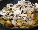 Foto langkah ke 5 dari resep Ayam Jamur Tumis Mentega.