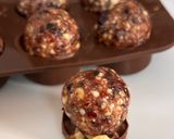 A picture of step 8 of Cashew-Berries Dark Chocolate Bites.