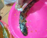 Foto langkah ke 4 dari resep Lele goreng (ANTI LENGKET) tips goreng lele anti lengket.