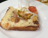 صورة لخطوة 7 من وصفة 🍕 بيتزا التوست السريعة 😋