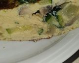 Foto del paso 7 de la receta: Tortilla de patata, calabacín, champis y cebolla de ensalada con ajo y perejil