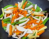 Foto langkah ke 3 dari resep Tumis Kapri Wortel Putren Jamur Shimeji.