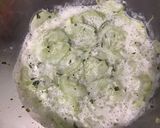 Une image de l'étape 10 de Concombre mariné crème et herbes salade feuille de chêne.