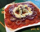 Une image de l'étape 10 de Salade de tomates roses aux oignons rouges et mozzarella di buffala.