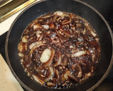 Foto del paso 3 de la receta: Lombarda con panceta y cebolla caramelizada, piñones, pasas Jolie