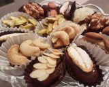صورة لخطوة 2 من وصفة تمر محشي بزبدة الفول السوداني للمناسبات 🍫