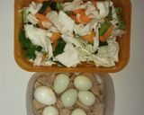 Foto langkah ke 2 dari resep Sayur sop bakso dan telur puyuh.