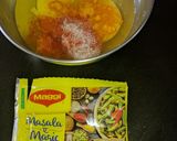 मिनी मॅगी नूडल्स पिझ्झा विथ एग (mini maggi noodles pizza with egg recipe in marathi) रेसिपी स्टेप 5 फोटो