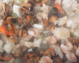 Foto del paso 4 de la receta: Saquitos de bacalao y langostino al horno con miel de caña