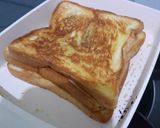 Foto langkah ke 5 dari resep Roti Bakar Selai Strawberry & Meises Cokelat.