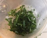 Une image de l'étape 4 de Salade de pissenlit et endive rouge aux herbes fraîches.