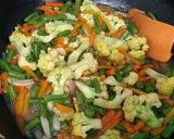 Foto langkah ke 5 dari resep Tumisan Sayur simpel.