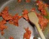 A picture of step 1 of Pasta with smoked salmon and chives.