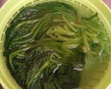 Foto langkah ke 2 dari resep Horenso no Gomaae (Japanese Sesame Spinach Salad).