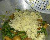 Foto langkah ke 8 dari resep Tumis mie kangkung.