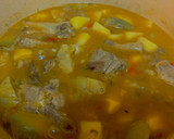 Foto del paso 2 de la receta: Patatas con costillas y alcachofas
