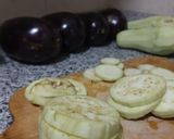 Foto del paso 1 de la receta: Berenjenas al escabeche en tiritas 🍆
