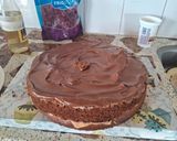 Foto del paso 8 de la receta: Torta deleite con triple rellenos decorada con ganache de chocolate blanco y frambuesas