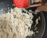 Foto del paso 4 de la receta: Empanada Venezolana de Pollo desmechado 🐔 y Salsa de Ajo 🧄🌿