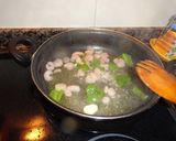 Foto del paso 1 de la receta: Rape con patatas, almejas y gambitas