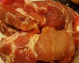 Foto del paso 1 de la receta: Pechito de cerdo con hierbas al limón