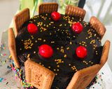 A picture of step 6 of Parle biscuit chocolate cake.