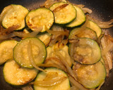 Foto del paso 2 de la receta: Tortilla cremosa de calabacín🥒