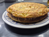 Tortilla de patata rellena de atún y queso manchego