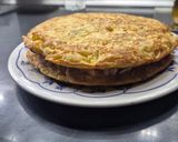 Foto del paso 4 de la receta: Tortilla de patata rellena de atún y queso manchego