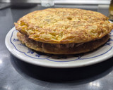 Foto del paso 4 de la receta: Tortilla de patata rellena de atún y queso manchego