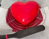 Une image de l'étape 28 de Gâteau-miroir en forme de cœur 3D, fourré à la fraise et à la mousse à la vanille.