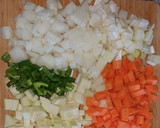 Foto del paso 1 de la receta: Pimientos tricolor rellenos de carne, verduras y arroz