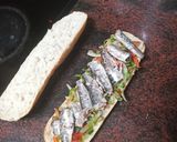 Foto del paso 2 de la receta Bocadillo de sardinas y ensalada