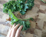 Foto del paso 1 de la receta: Licuado de banana y kale 🍌🌿