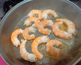 Foto del paso 1 de la receta: Huevos rellenos con langostinos y salmón ahumado