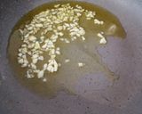 A picture of step 2 of Spaghetti Aglio olio peperoncino.