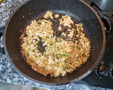 Foto del paso 3 de la receta: Atún en salsa verde con alubias y langostinos