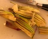 Foto del passaggio 2 della ricetta Carciofi freschi con pomodorini e origano 🌿