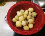 Foto del passaggio 2 della ricetta Indivia alla griglia, con gorgonzola e olio di rosmarino. Accanto a loro, patate alla curcuma!